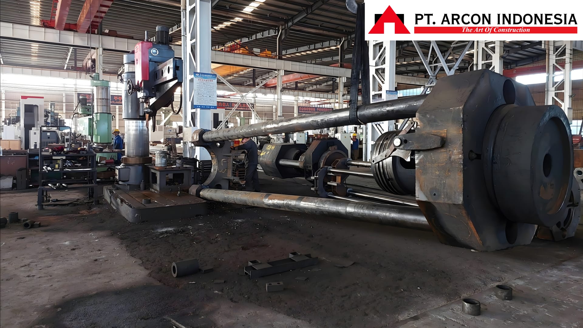 Proses machining komponen besar diesel hammer ARCON di workshop untuk pekerjaan pemancangan tiang pancang