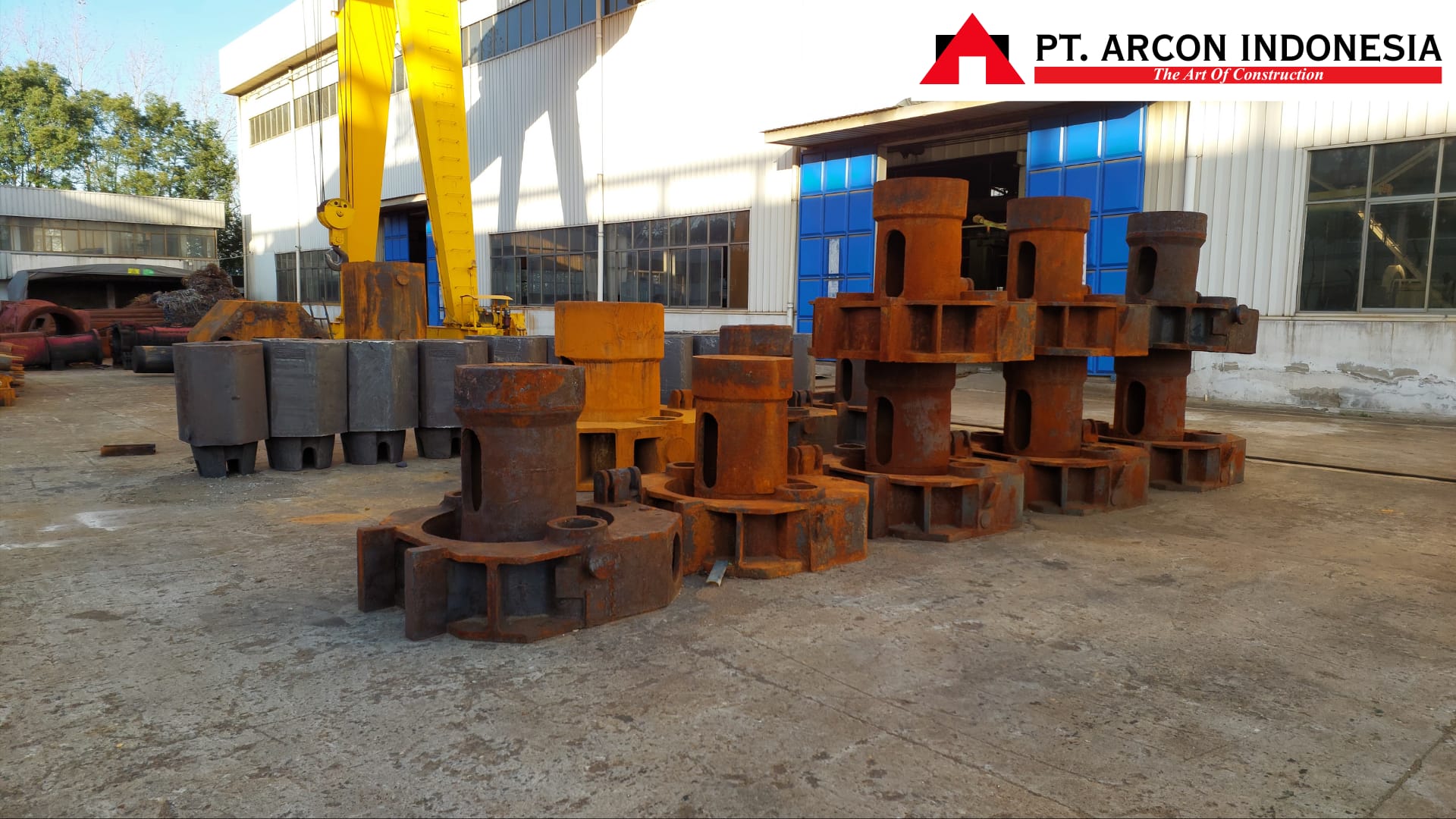 Komponen utama diesel hammer ARCON tersusun di workshop untuk pekerjaan pemancangan tiang pancang