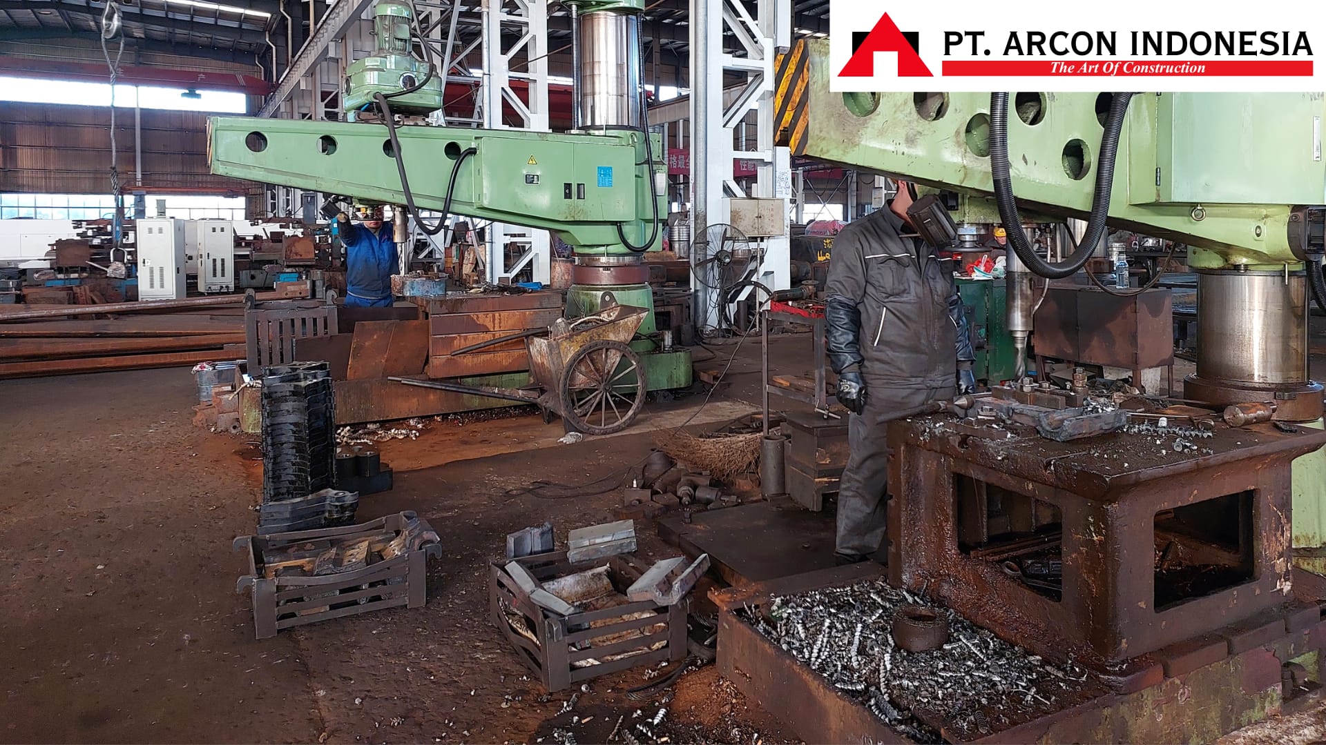 Proses drilling komponen diesel hammer ARCON di workshop untuk pekerjaan pemancangan tiang pancang