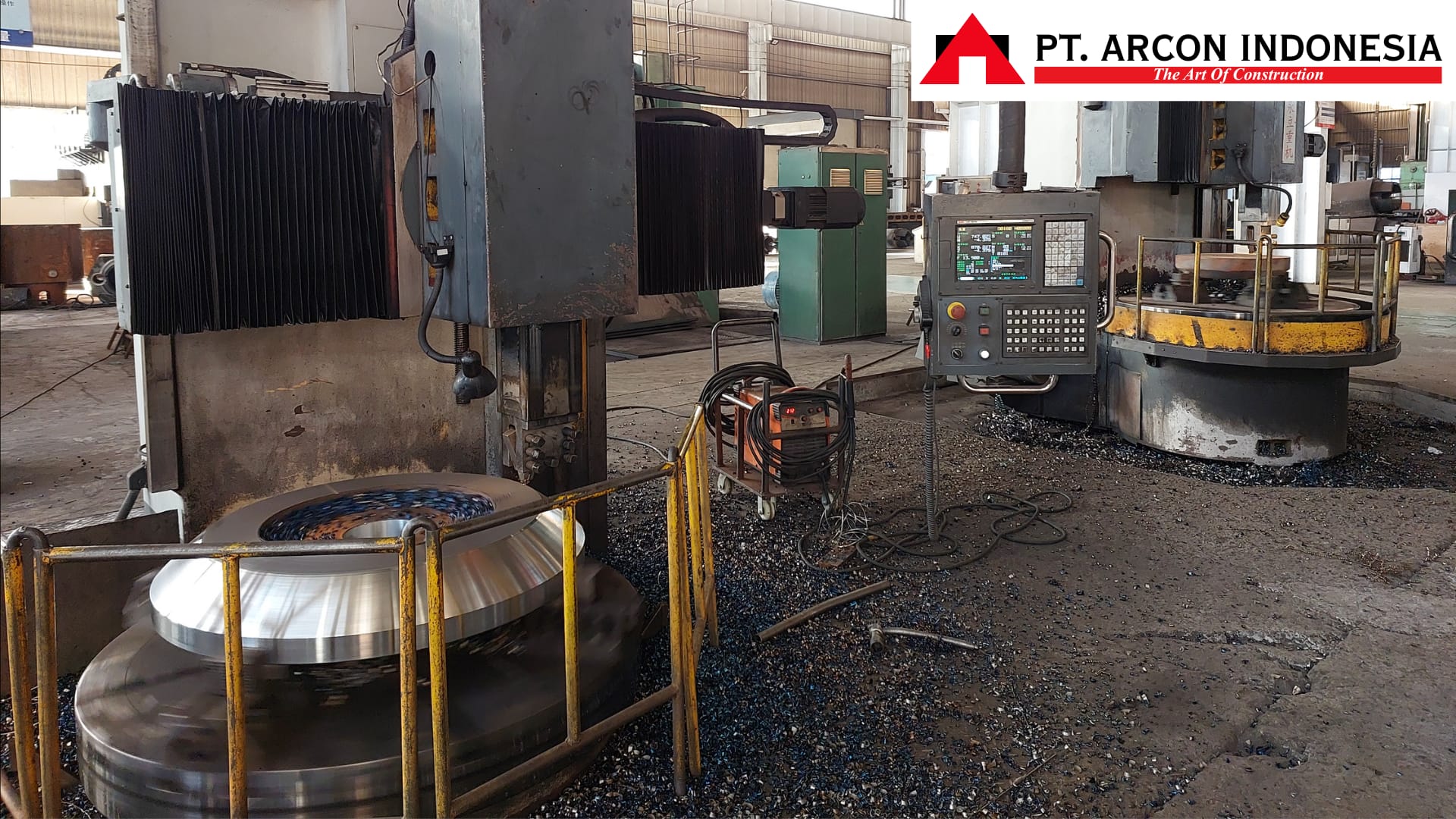 Proses machining komponen diesel hammer ARCON di workshop untuk pekerjaan pemancangan tiang pancang