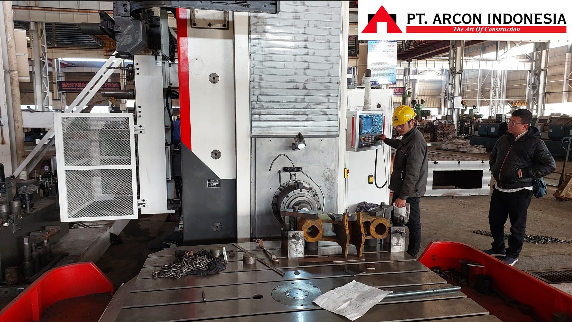 Proses fabrikasi diesel hammer ARCON DD18 di workshop untuk pekerjaan pemancangan tiang pancang