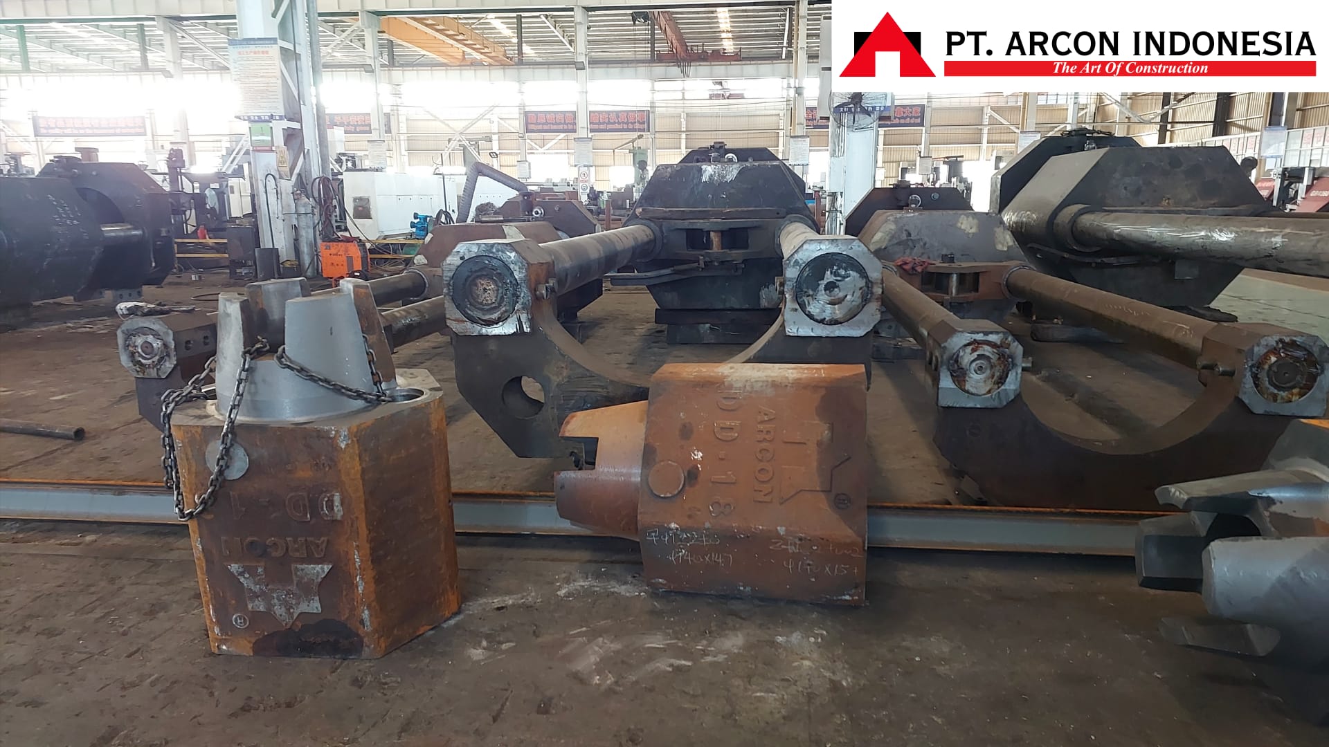 Beberapa unit di pabrik diesel hammer ARCON DD18 di workshop untuk pekerjaan pemancangan tiang pancang