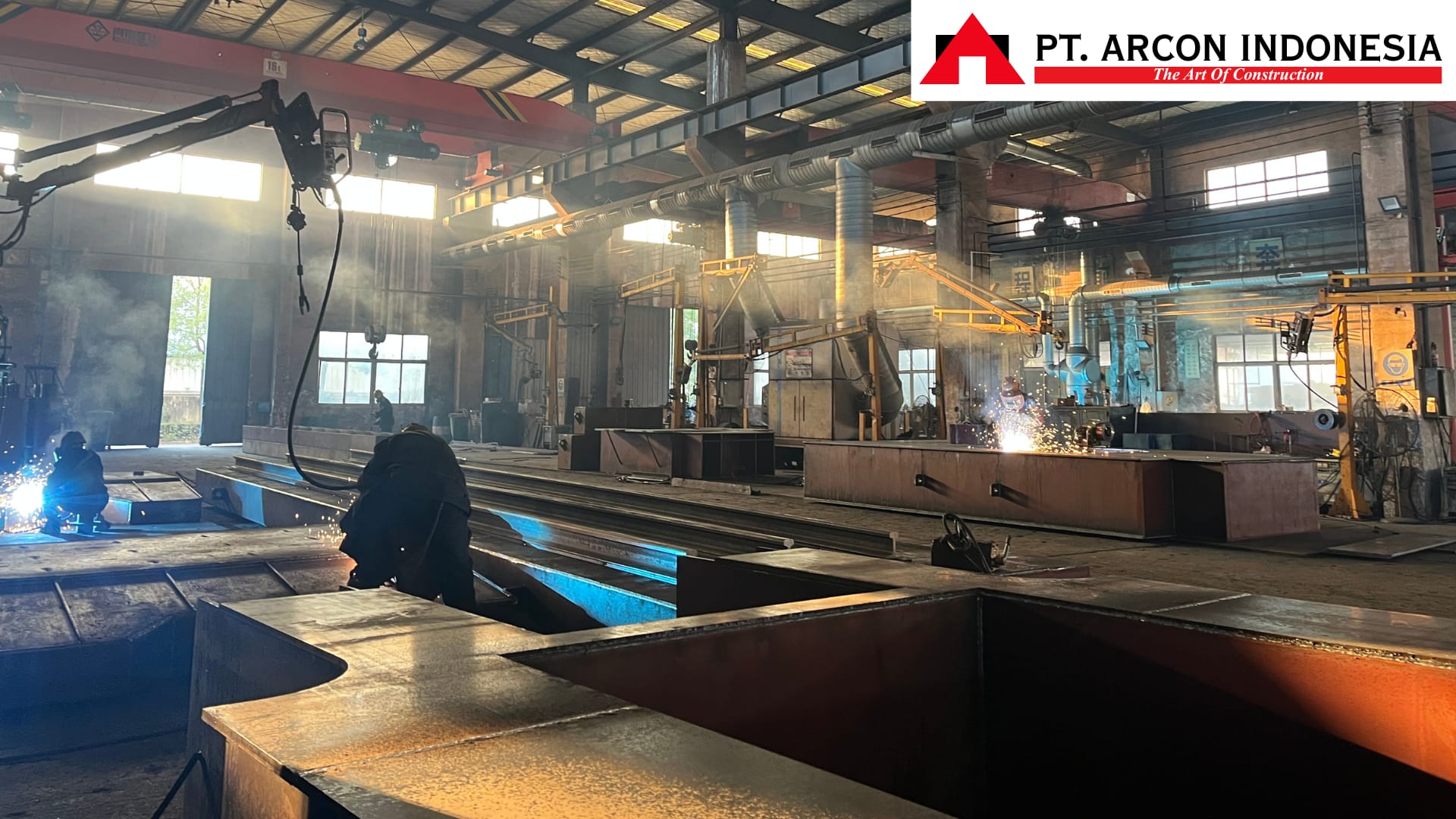 Proses pengelasan struktur baja HSPD (Hydraulic Static Pile Driver) di workshop ARCON